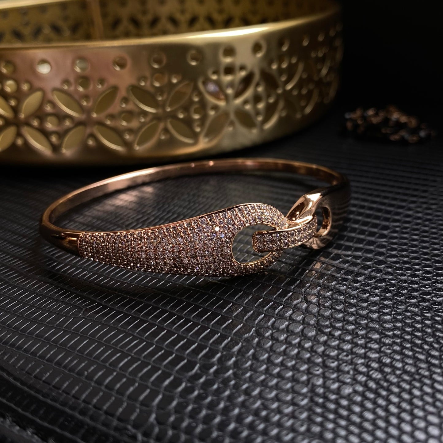 Eleganta bangle rokassprādze ar mirdzošiem kristāliem