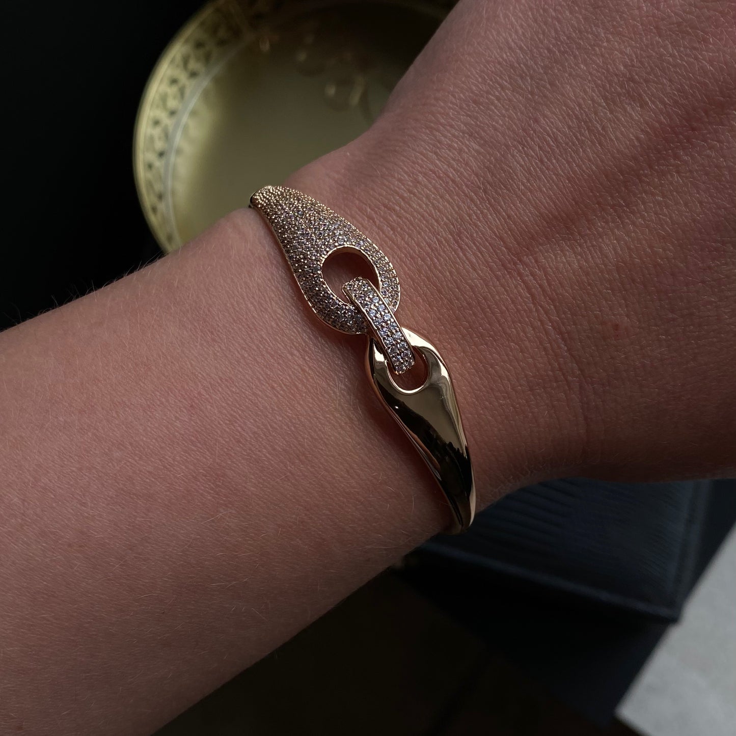 Eleganta bangle rokassprādze ar mirdzošiem kristāliem