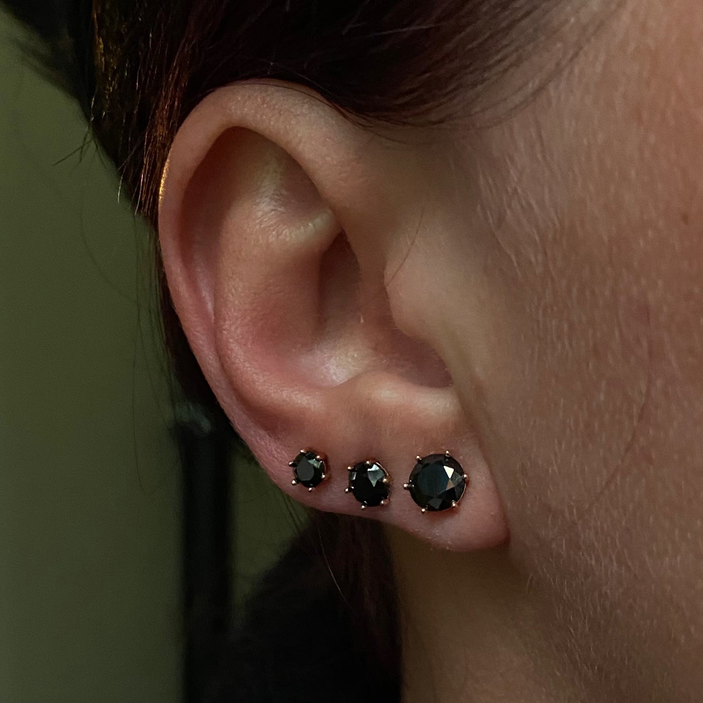 Apzeltīti nagliņu auskari ar melnu kristālu