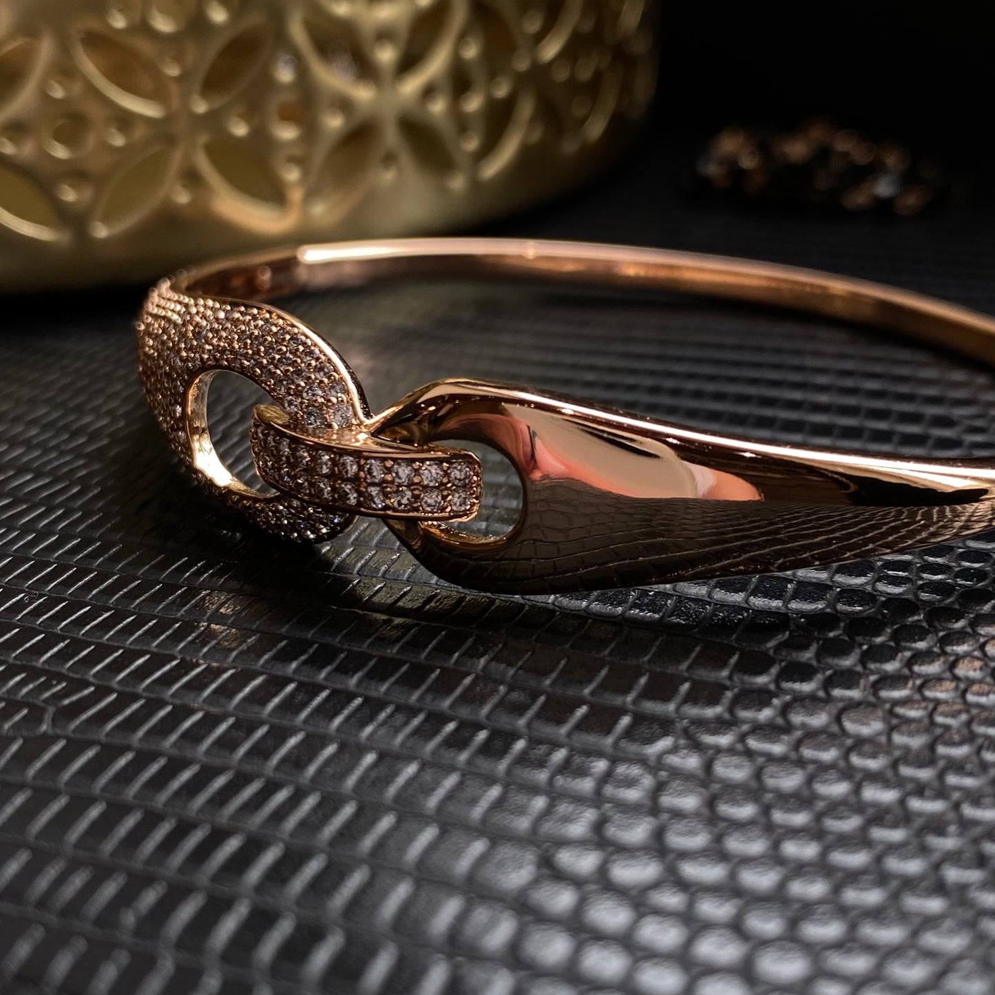 Eleganta bangle rokassprādze ar mirdzošiem kristāliem