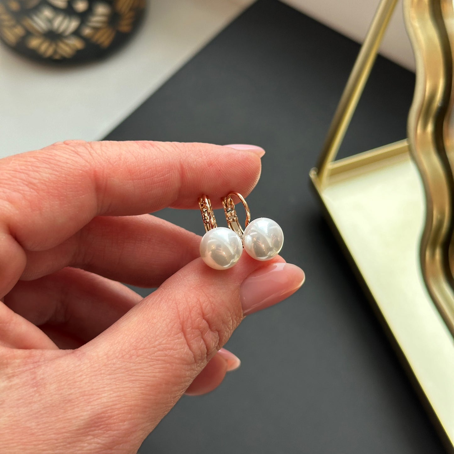 Apzeltīti pērļu auskari ar angļu aizdari