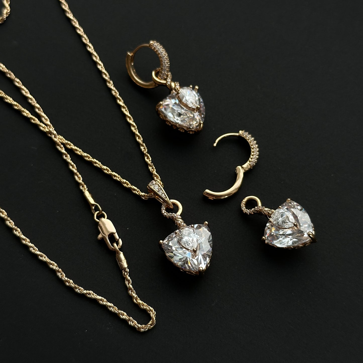 Apzeltīts komplekts ar baltām kristāla sirsniņām - kaklarota un 2-in-1 auskari