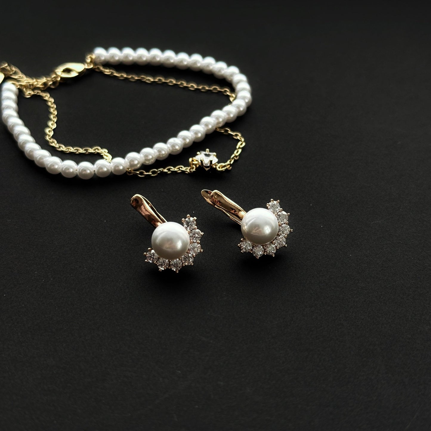 Apzeltīti auskari ar pērlīti un cirkoniju vainagu - 18k - apzeltita - rotas