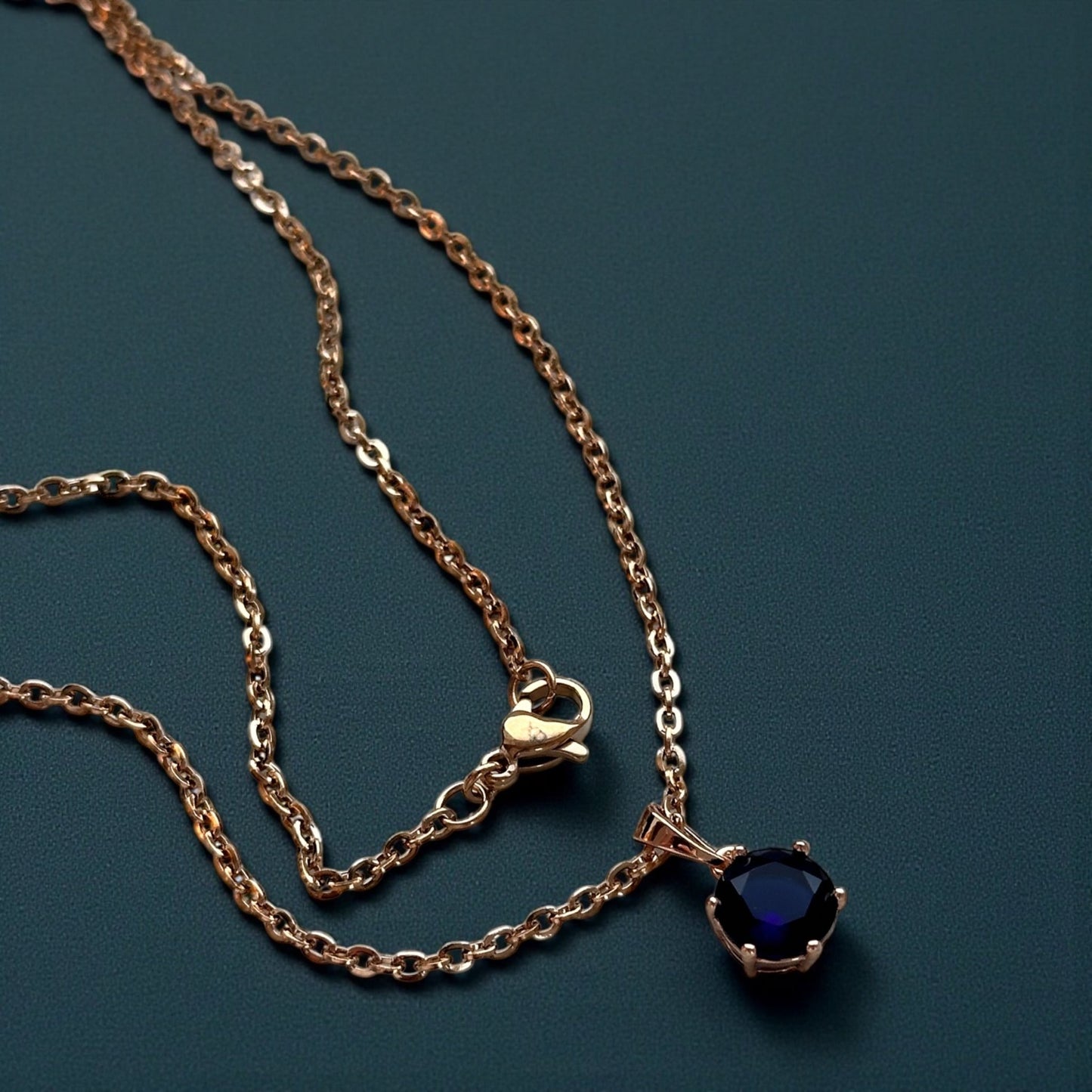 Deep Blue – apzeltīta kaklarota ar tumši zilu kristālu - 18k - apzeltita - rotas