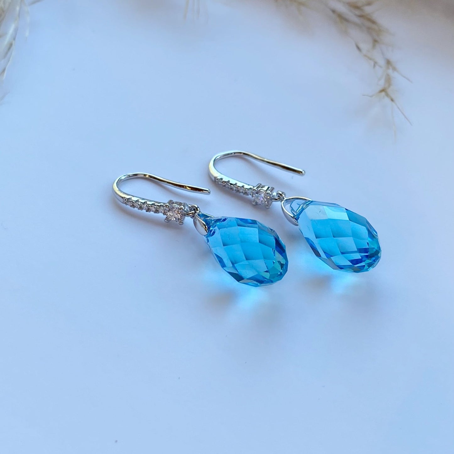 Nokareni auskari ar zilu kristālu – apzeltītas rotaslietas | Tavas Rotas