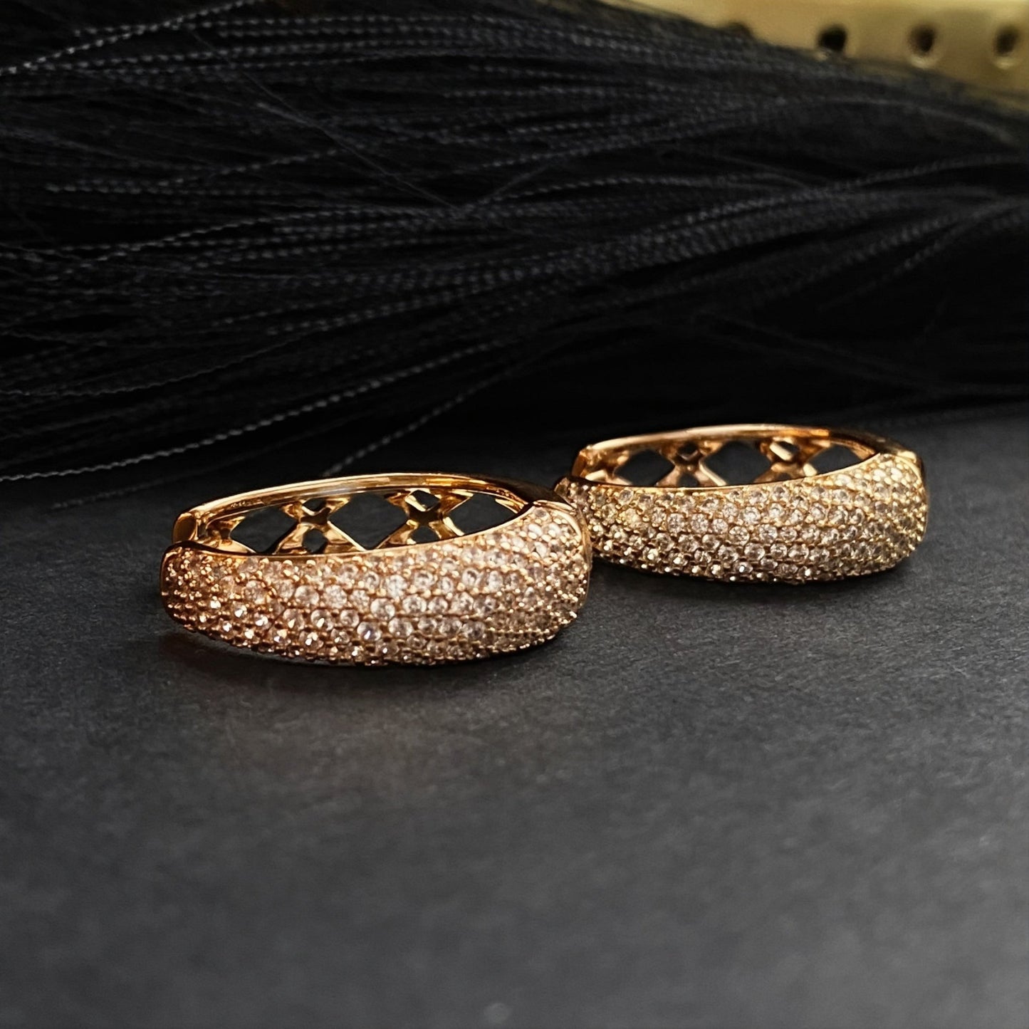 - Royal Glow – Grezni mirdzošie auskari - 4