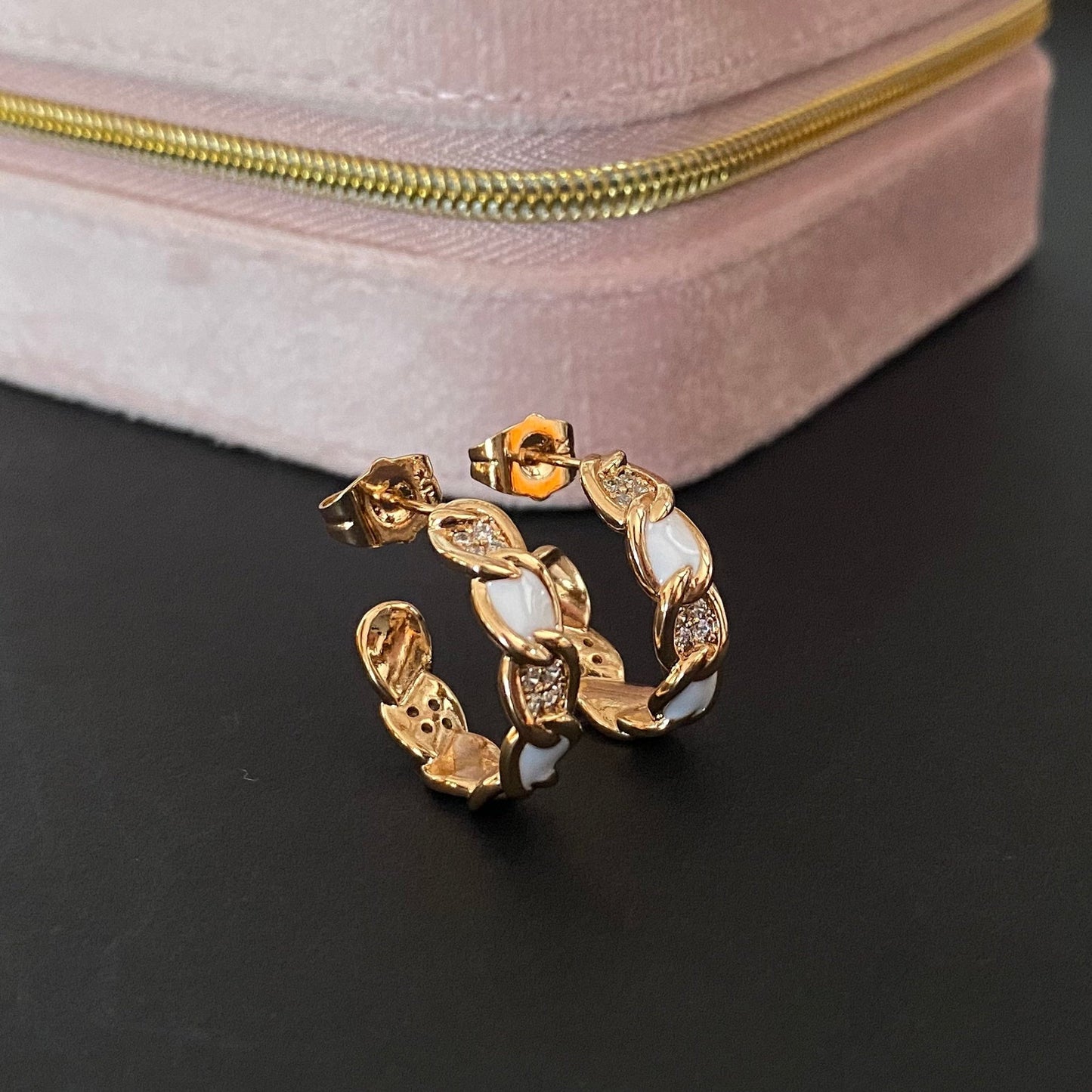 White Spark – Apzeltīti auskari ar baltu akcentu – apzeltītas rotaslietas | Tavas Rotas