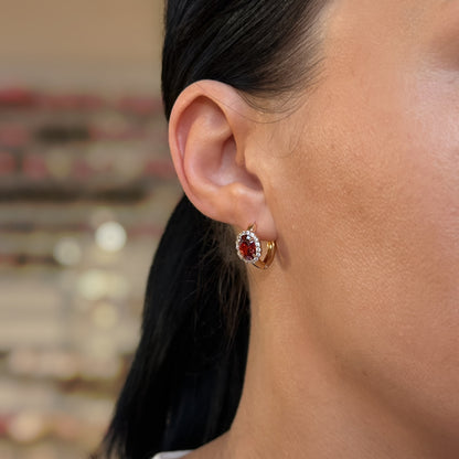 Apzeltīti riņķīšu auskari ar sarkanu cirkoniju