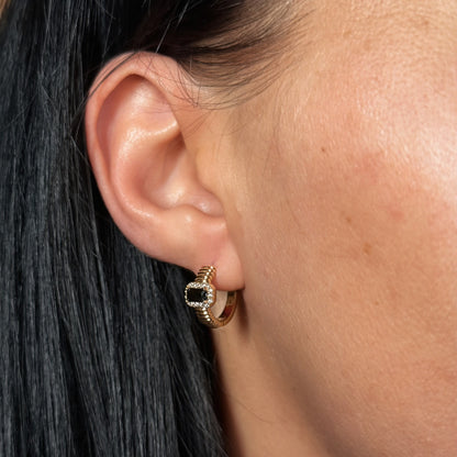 Noir Éclat Hoops – apzeltīti riņķīšu auskari ar melnu cirkoniju