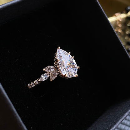 Elegants apzeltīts gredzens ar dzidru kristālu