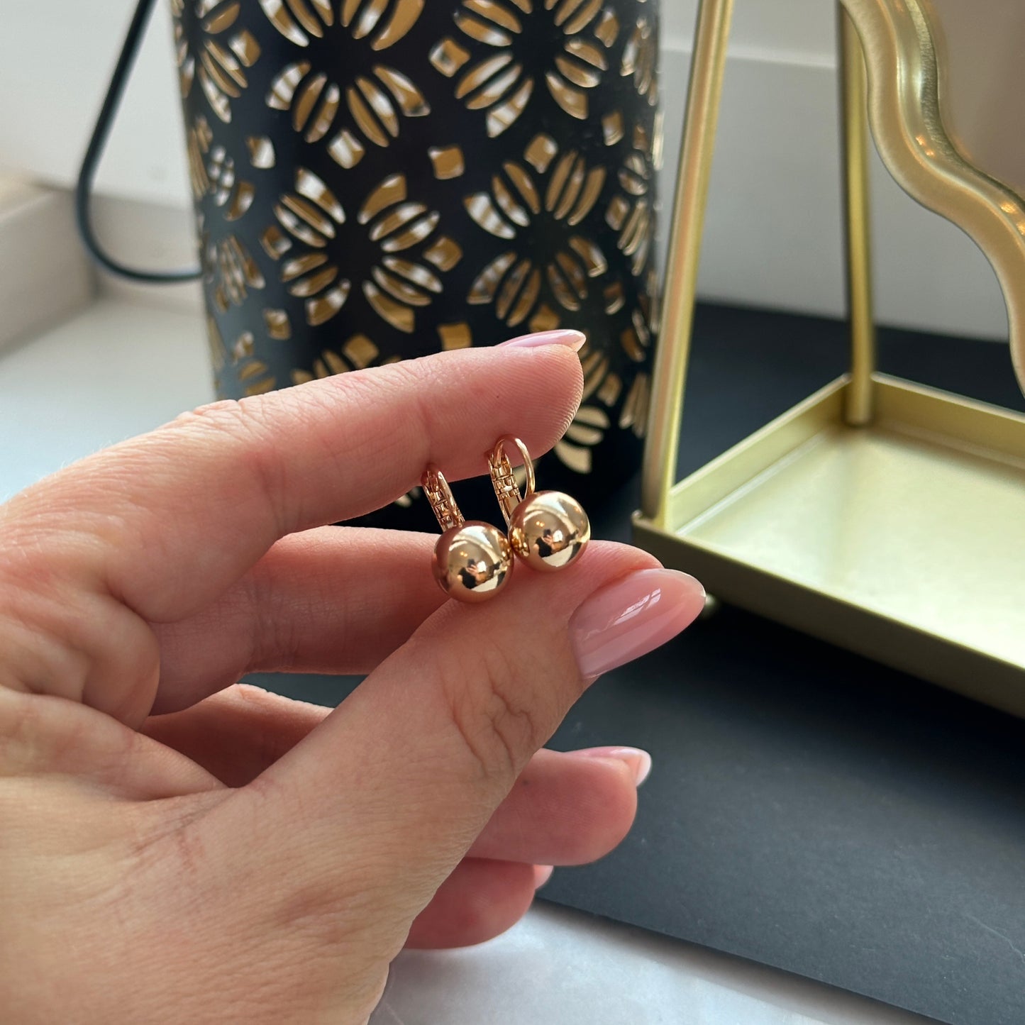 Apzeltīti auskari ar zelta bumbiņu un angļu aizdari