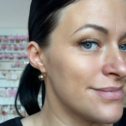 Apzeltīti auskari ar zelta bumbiņu un angļu aizdari