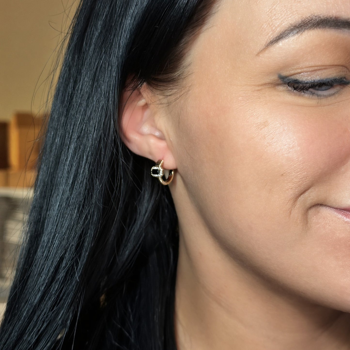 Noir Éclat Hoops – apzeltīti riņķīšu auskari ar melnu cirkoniju