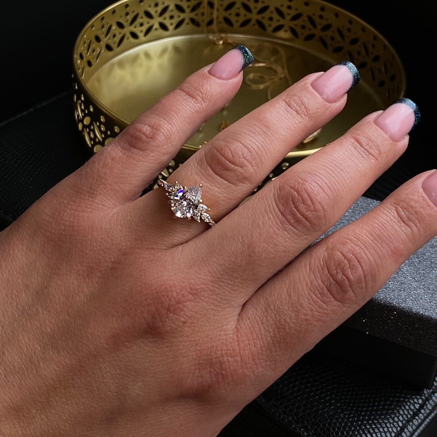 Elegants apzeltīts gredzens ar dzidru kristālu