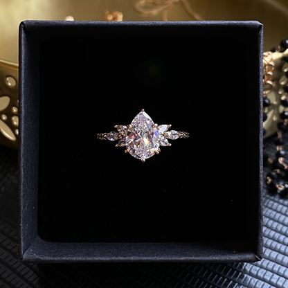 Elegants apzeltīts gredzens ar dzidru kristālu