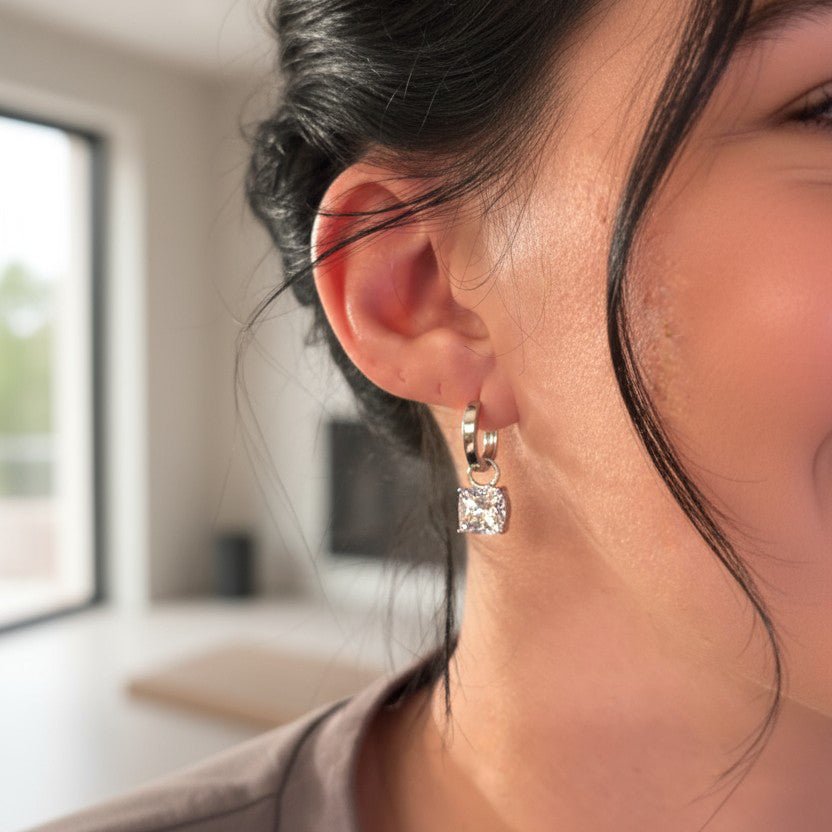 Apsudraboti riņķīšu auskari ar cirkonijiem – noņemams piekariņš – apzeltītas rotaslietas | Tavas Rotas