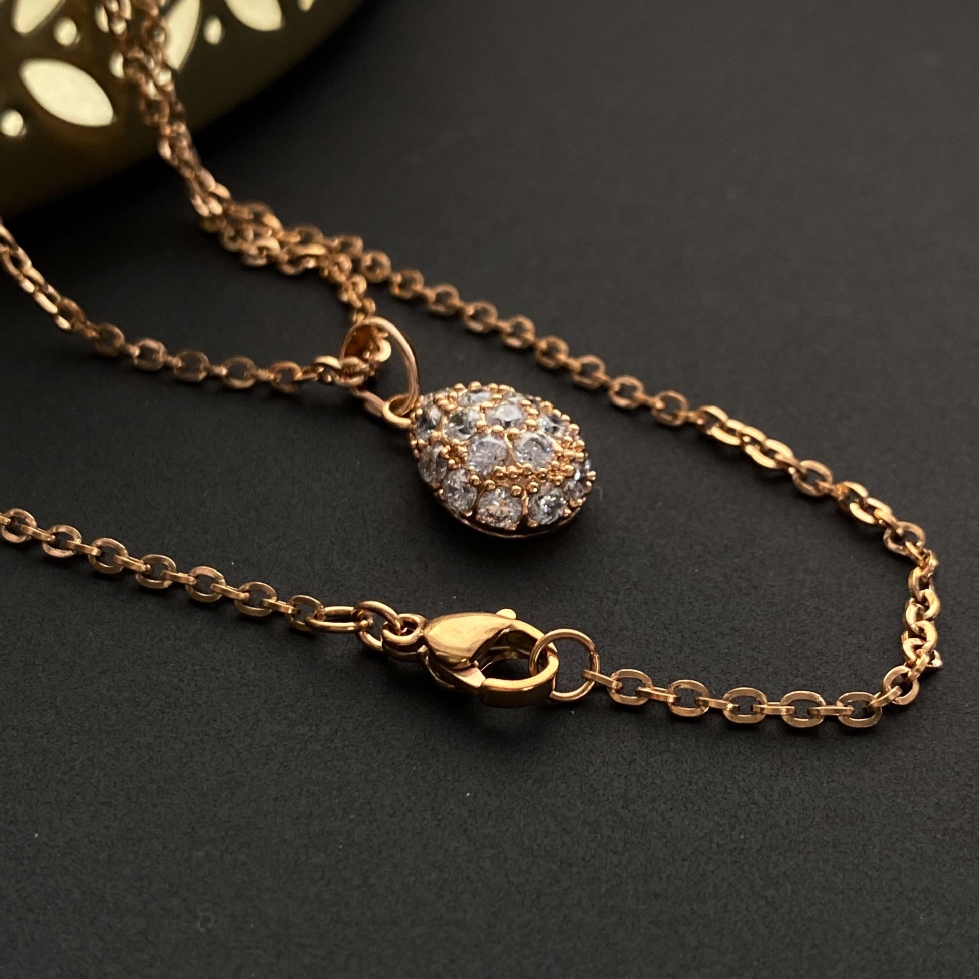 Apzeltīta kaklarota ar lāses kulonu un cirkonijiem - 18k - apzeltita - rotas