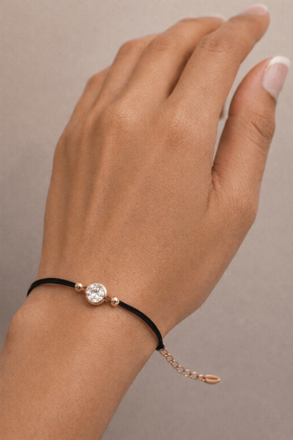 Apzeltīta rokassprādze ar melnu aukliņu un cirkoniju - 18k - apzeltita - rotas