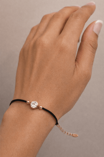 Apzeltīta rokassprādze ar melnu aukliņu un cirkoniju - 18k - apzeltita - rotas