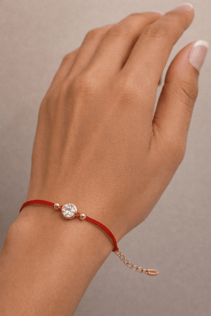 Apzeltīta rokassprādze ar sarkanu aukliņu un cirkoniju - 18k - apzeltita - rotas