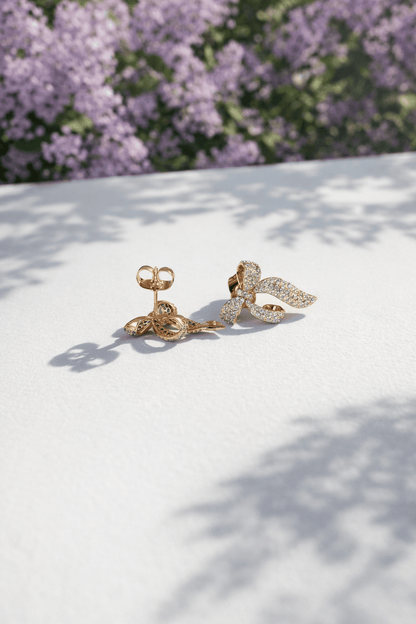 Apzeltītas nagliņas ar bantīti - pilnībā klātas ar cirkonijiem - 18k - apzeltita - rotas