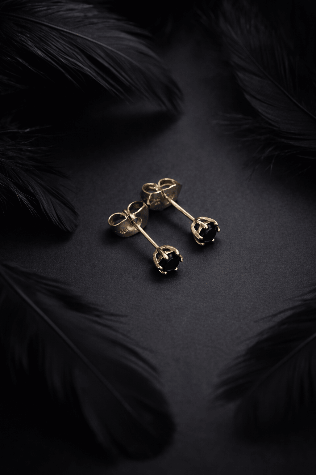 Apzeltītas nagliņas ar melnu kristālu - 18k - apzeltita - rotas