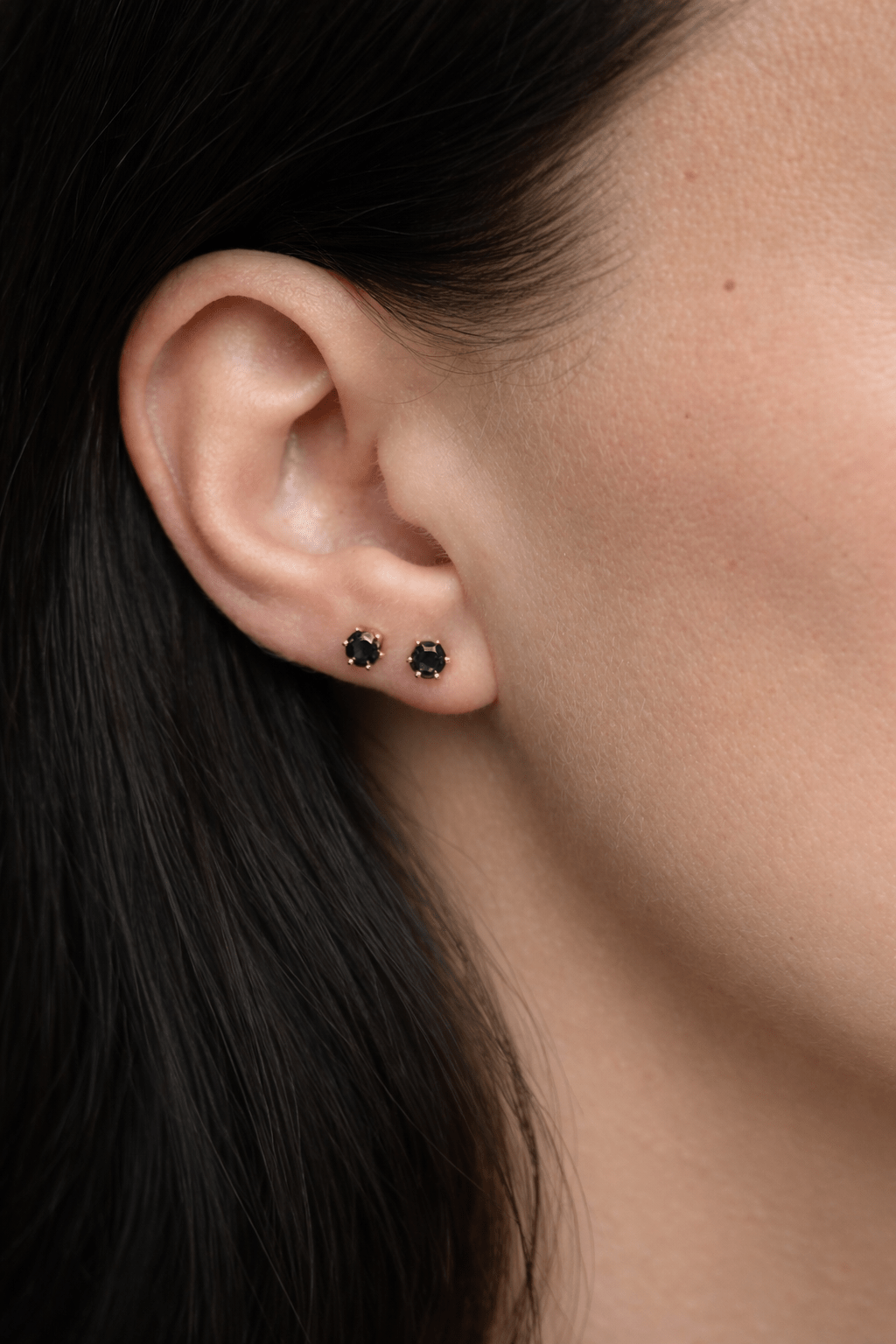 Apzeltītas nagliņas ar melnu kristālu - 18k - apzeltita - rotas