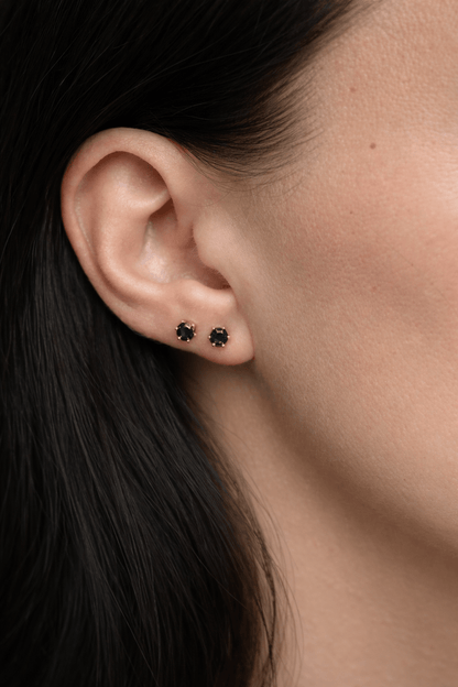 Apzeltītas nagliņas ar melnu kristālu - 18k - apzeltita - rotas