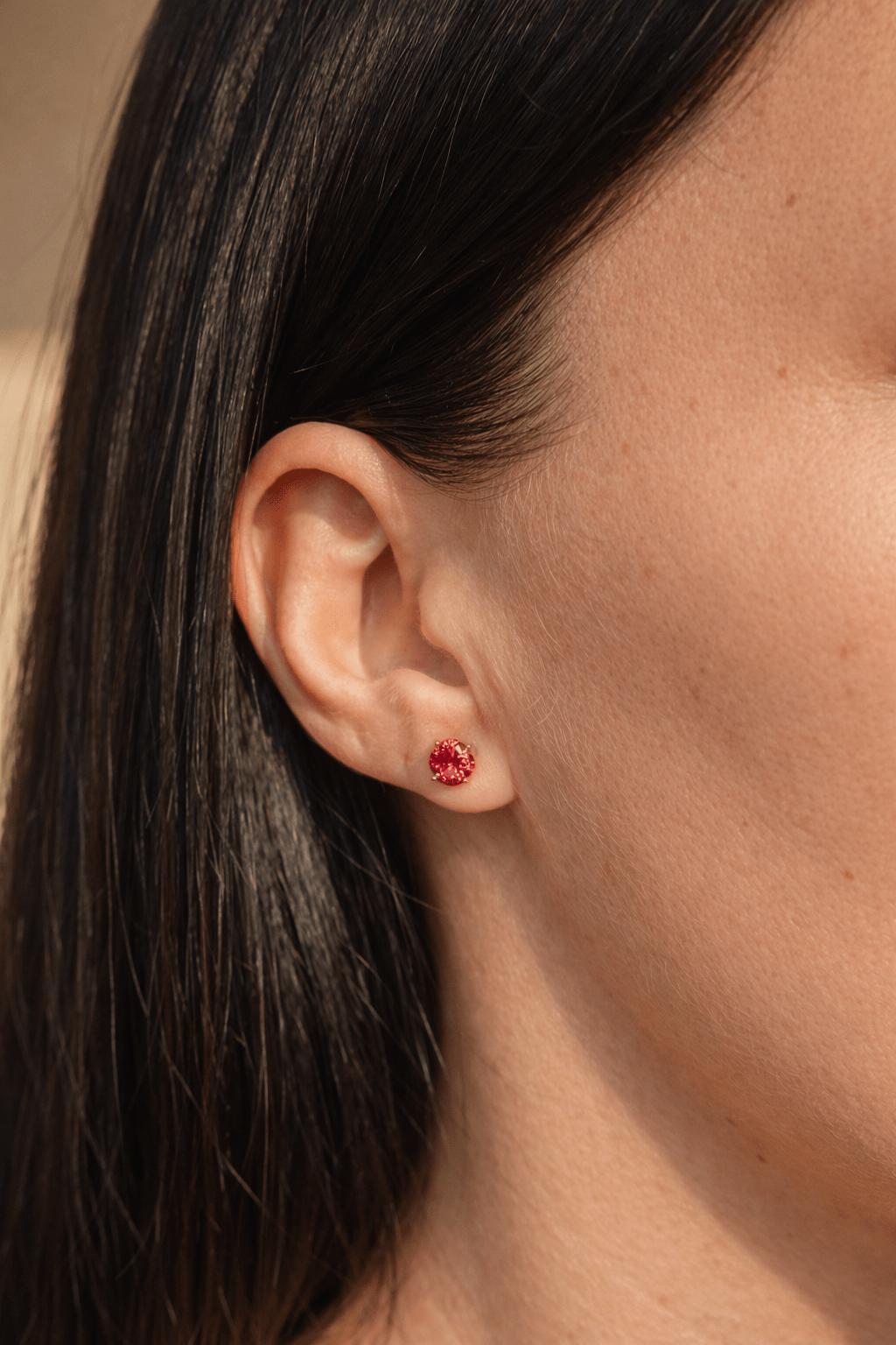 Apzeltītas nagliņas ar sarkaniem kristāliem - 18k - apzeltita - rotas