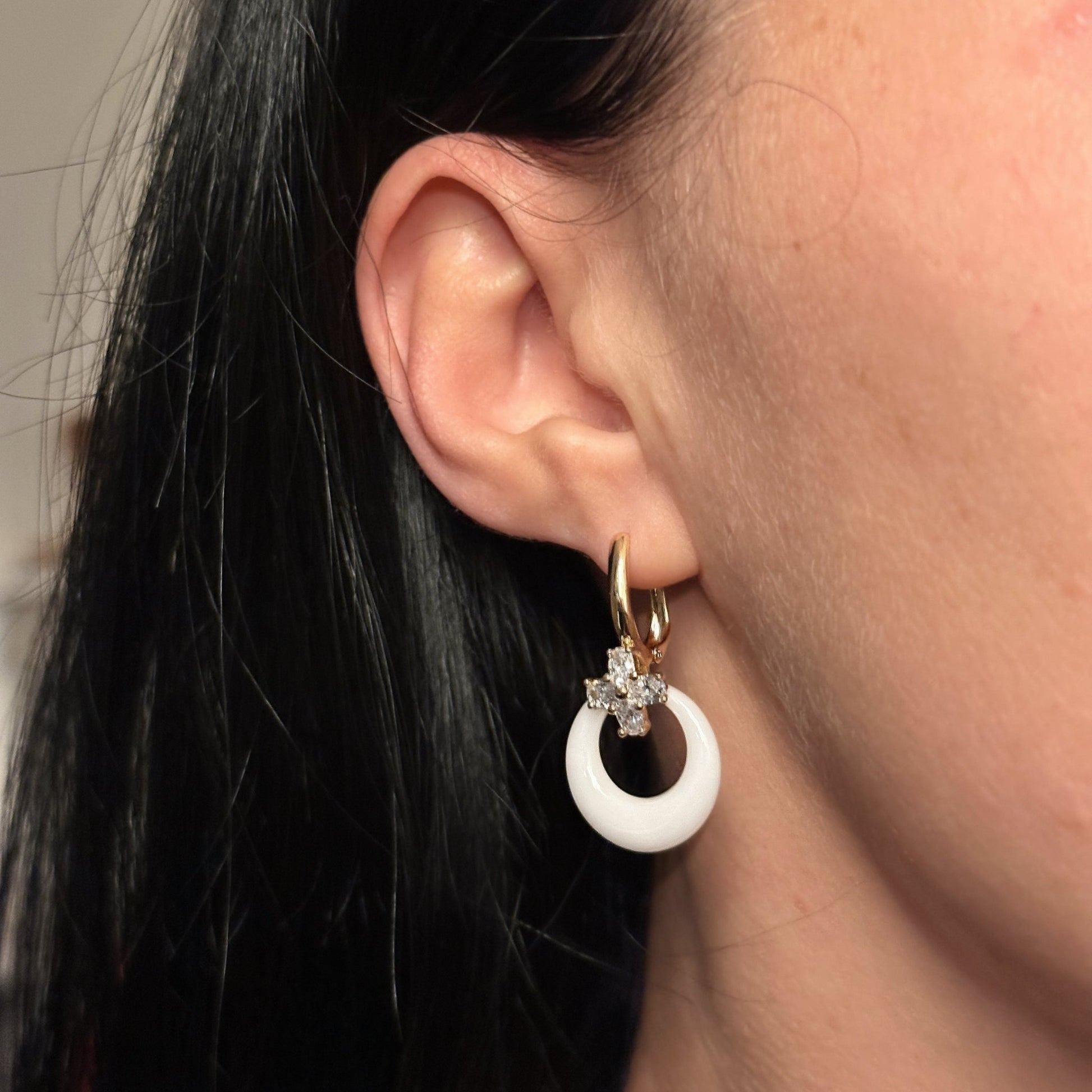  - Apzeltīti auskari ar balto keramiku un cirkonijiem - 2