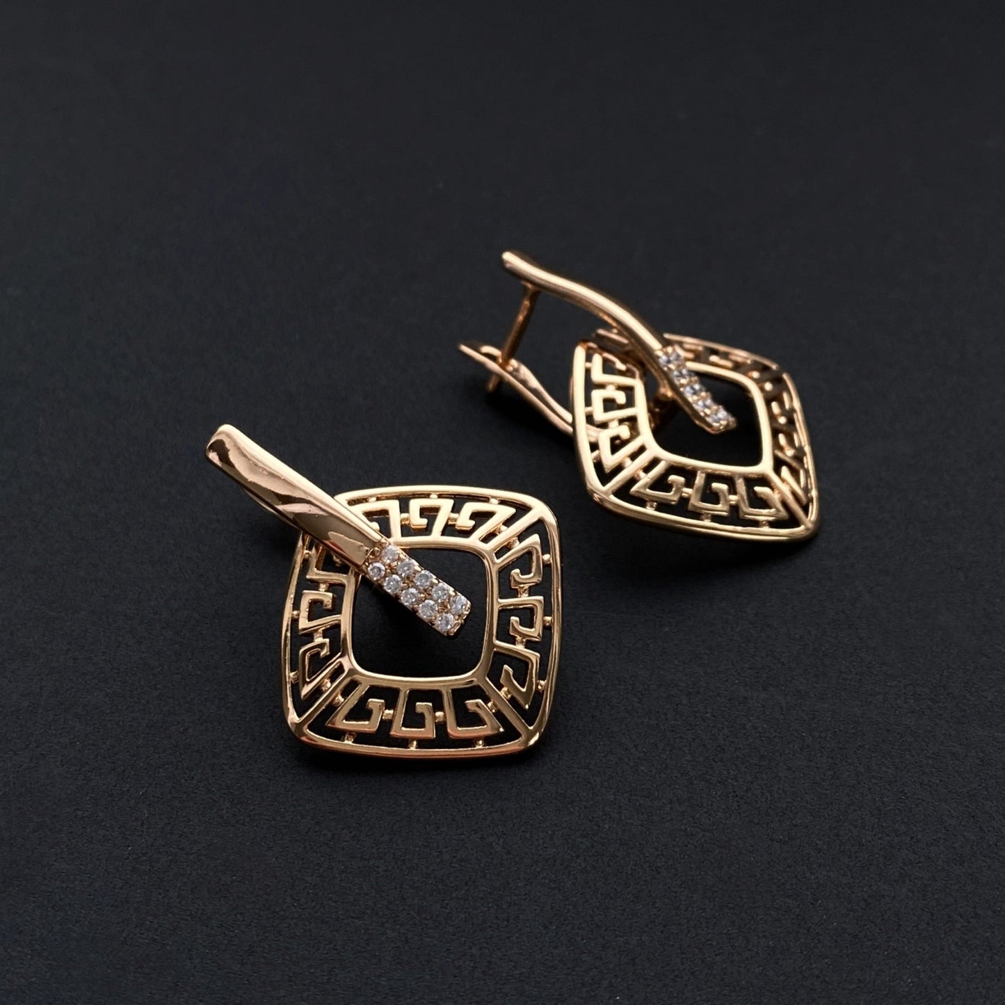 Apzeltīti auskari ar grieķu rakstu un kristāliem - 18k - apzeltita - rotas