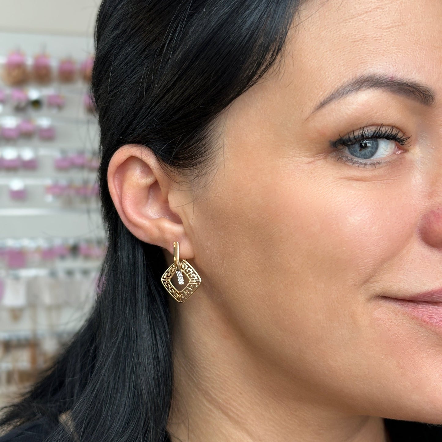 Apzeltīti auskari ar grieķu rakstu un kristāliem - 18k - apzeltita - rotas