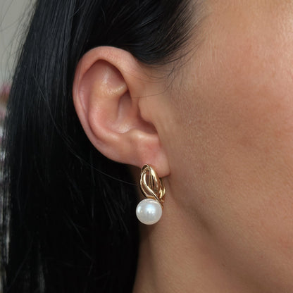 Apzeltīti auskari ar pērlīti un savītu dizainu - 18k - apzeltita - rotas