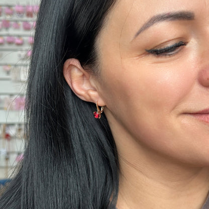 Apzeltīti auskari ar sarkanu cirkoniju un angļu aizdari - 18k - apzeltita - rotas