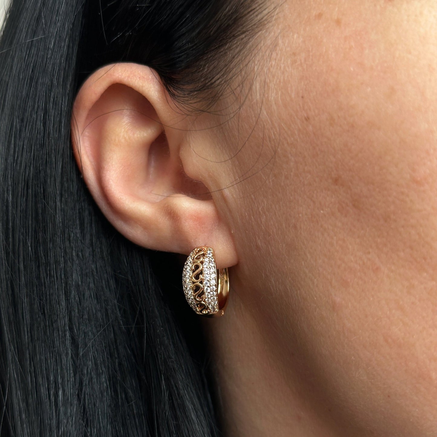 Apzeltīti riņķīši ar cirkonijiem un savītu dizainu - 18k - apzeltita - rotas