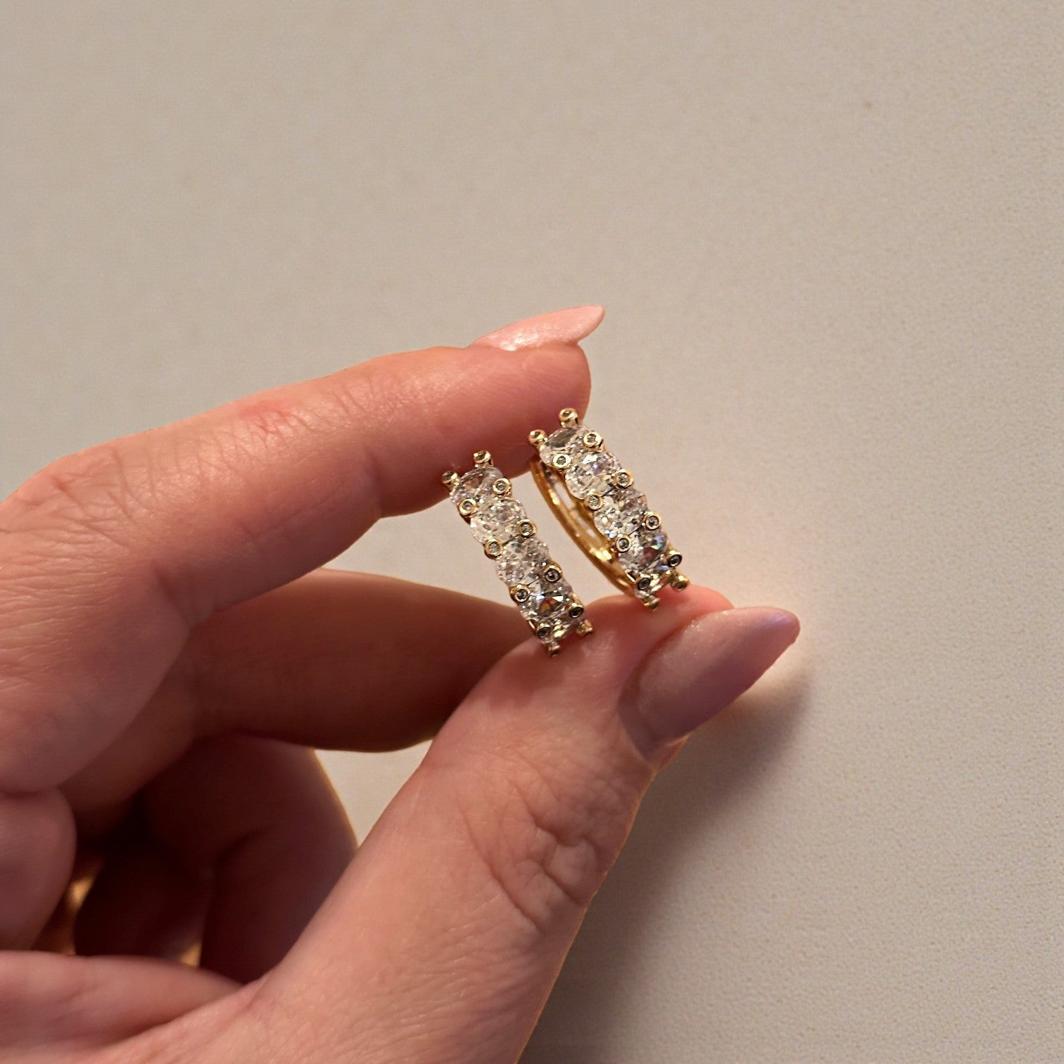  - Apzeltīti riņķīšu auskari ar dzidriem cirkonijiem - 3