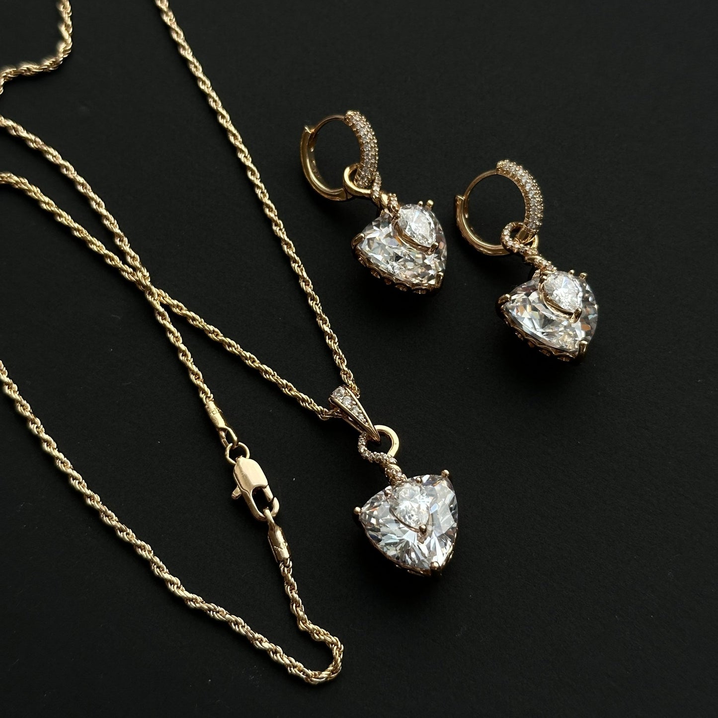 Apzeltīts komplekts ar baltām kristāla sirsniņām - kaklarota un 2 - in - 1 auskari - 18k - apzeltita - rotas