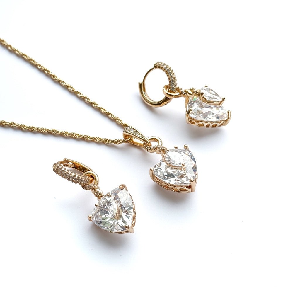 Apzeltīts komplekts ar baltām kristāla sirsniņām - kaklarota un 2 - in - 1 auskari - 18k - apzeltita - rotas