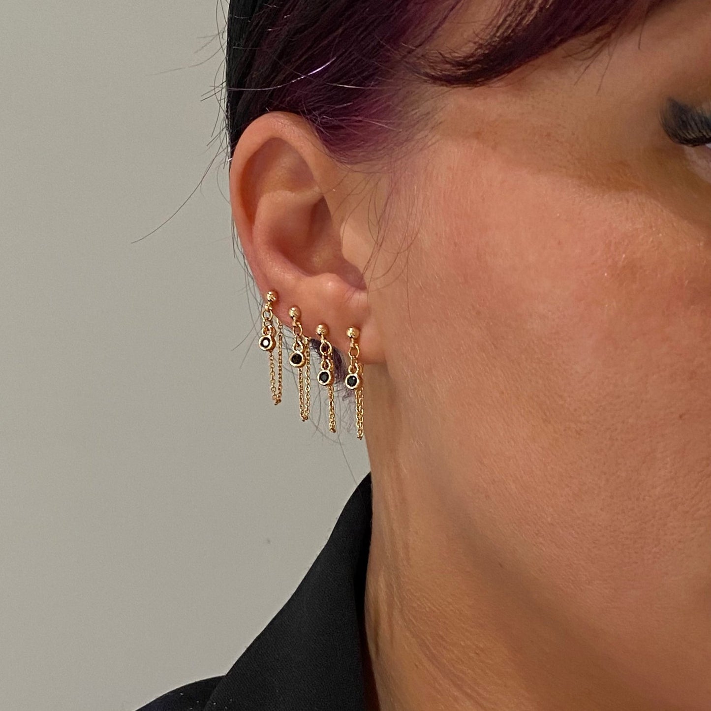 Auskari “Lana” – ar zelta ķēdīti un melnu akcentu