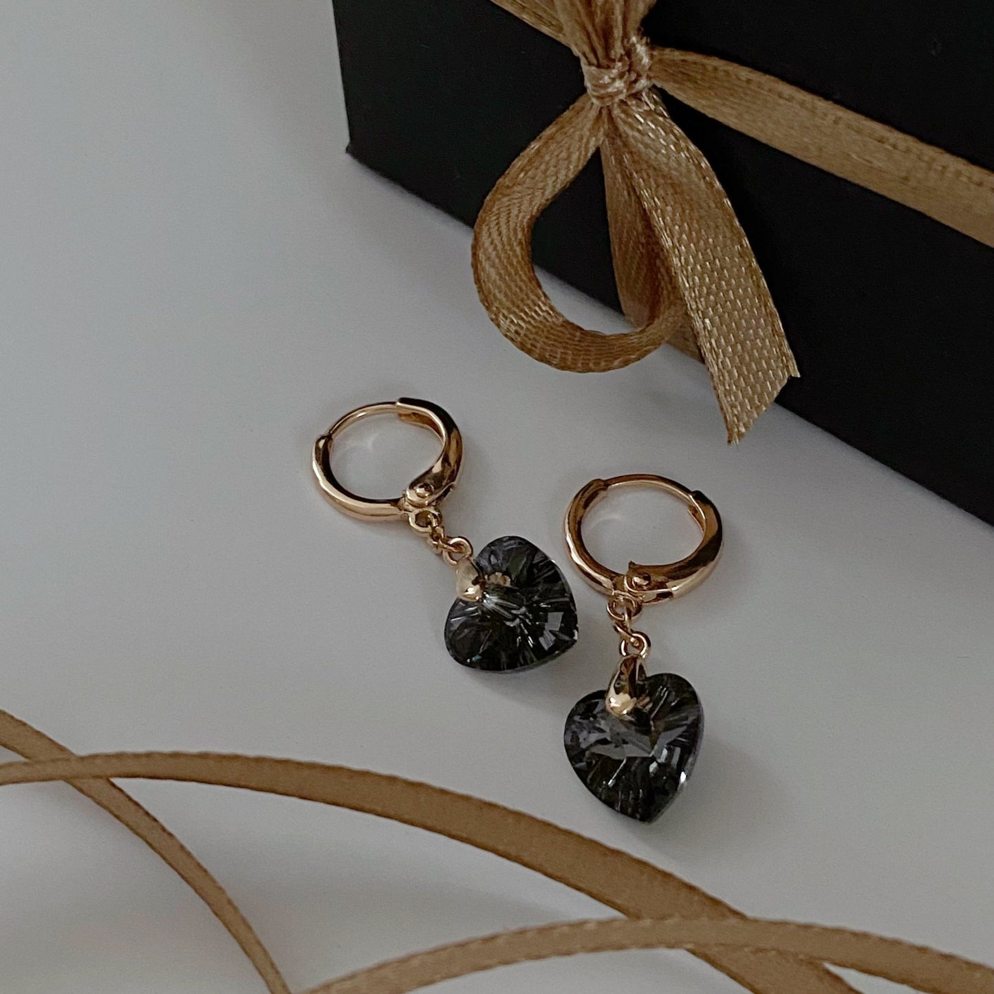 Black Heart – Apzeltīti auskari ar melnu kristālu – apzeltītas rotaslietas | Tavas Rotas