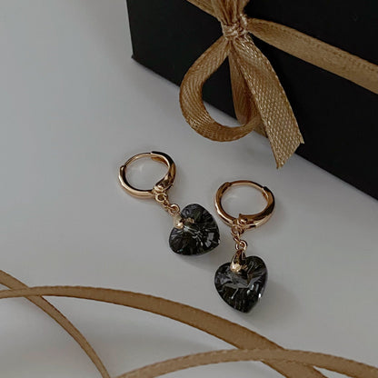 Black Heart – Apzeltīti auskari ar melnu kristālu – apzeltītas rotaslietas | Tavas Rotas