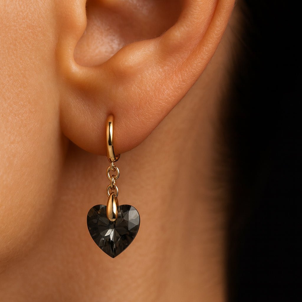 Black Heart – Apzeltīti auskari ar melnu kristālu – apzeltītas rotaslietas | Tavas Rotas