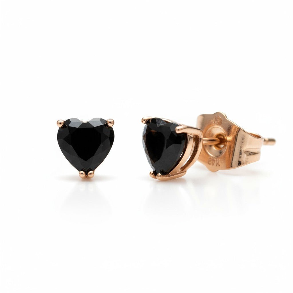 Black Heart – Apzeltīti nagliņauskari ar melnu cirkoniju – apzeltītas rotaslietas | Tavas Rotas