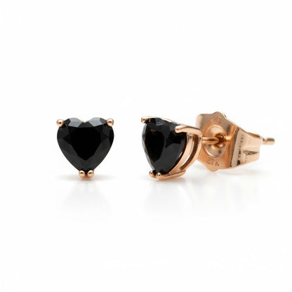 Black Heart – Apzeltīti nagliņauskari ar melnu cirkoniju – apzeltītas rotaslietas | Tavas Rotas