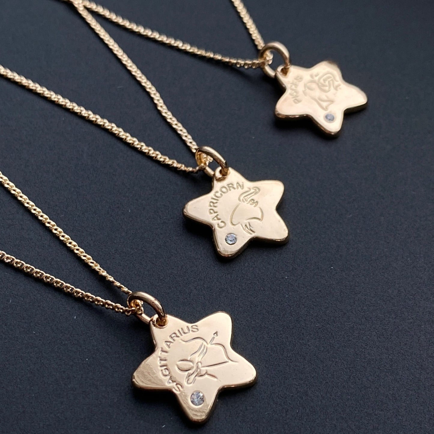Divpusēja horoskopa kaklarota ar cirkoniju - 18k - apzeltita - rotas
