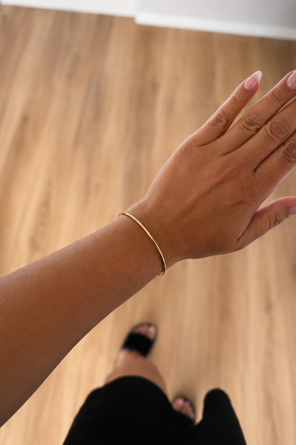 Tija – 18k apzeltīta bangle rokassprādze ar bumbiņu galiem