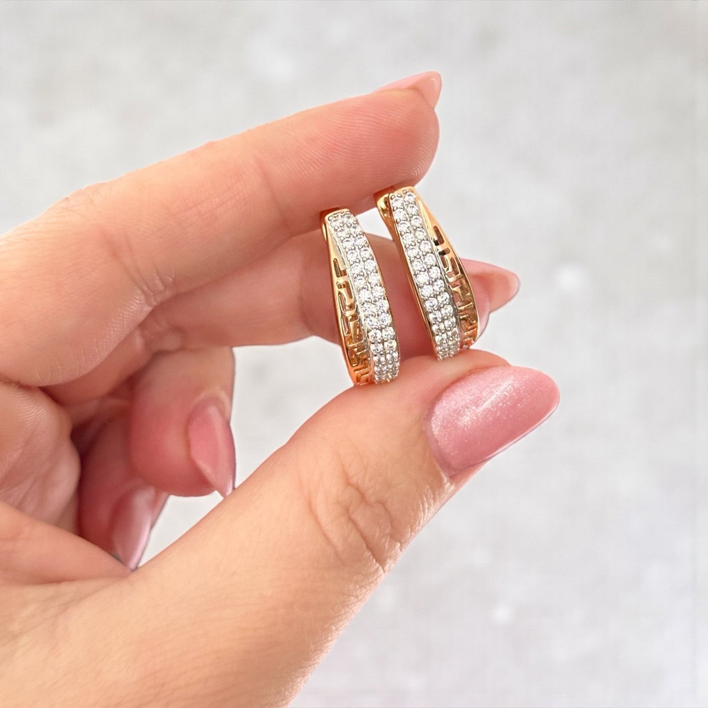 Elara – Apzeltīti auskari ar cirkoniju un angļu aizdari – apzeltītas rotaslietas | Tavas Rotas