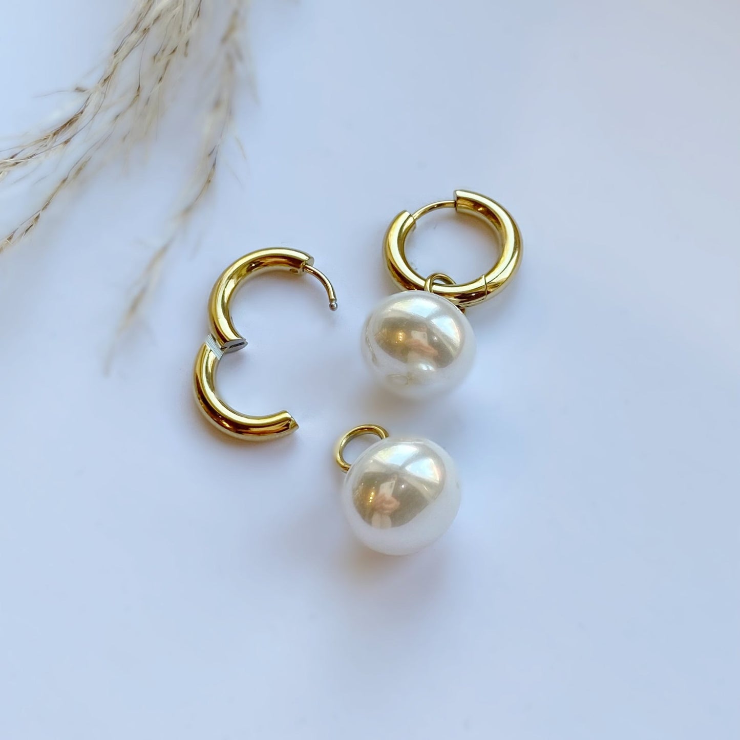 Elegance – apzeltīti auskari ar pērli – apzeltītas rotaslietas | Tavas Rotas