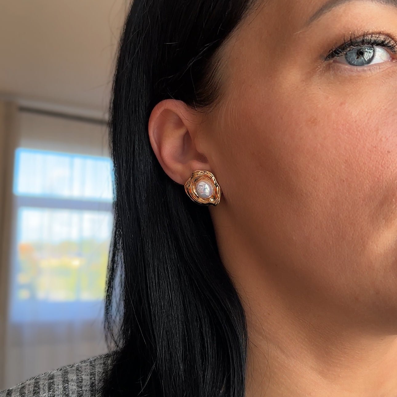 Golden Pearl – Apzeltīti auskari ar pērļu akcentu – apzeltītas rotaslietas | Tavas Rotas