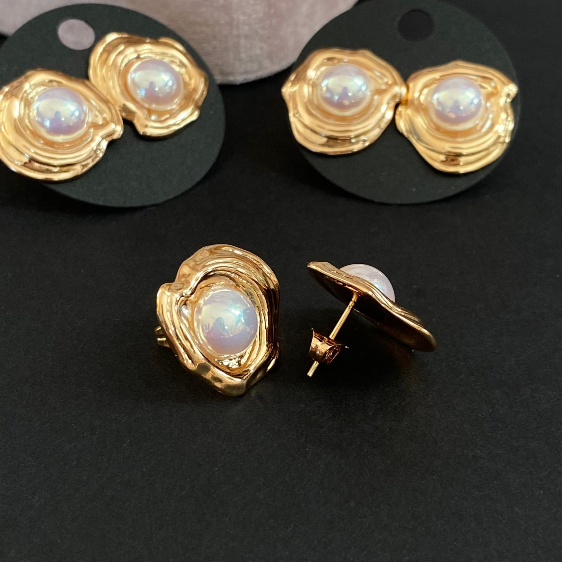 Golden Pearl – Apzeltīti auskari ar pērļu akcentu – apzeltītas rotaslietas | Tavas Rotas